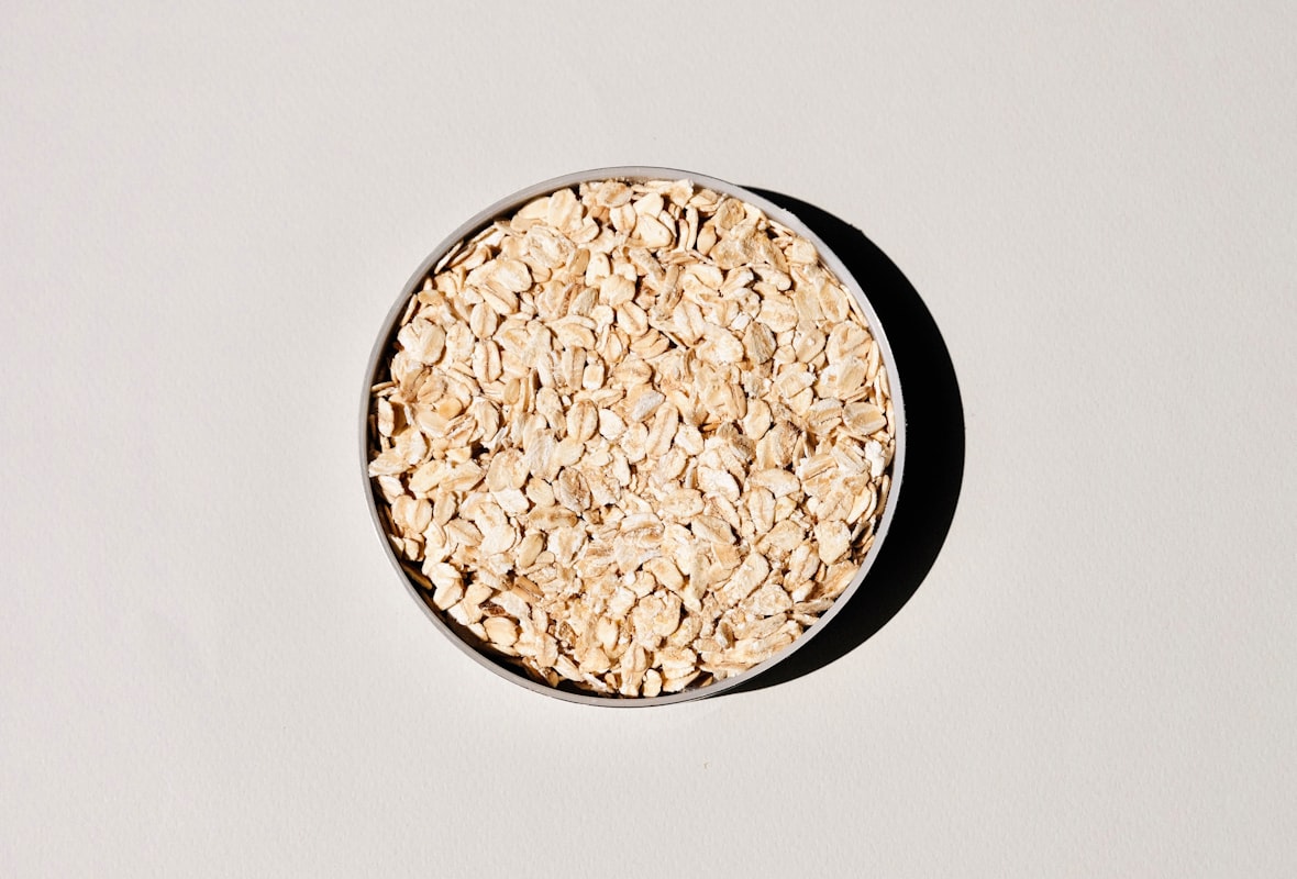 Persona che gode di benefici per la salute digestiva attraverso un'alimentazione ricca di fibre